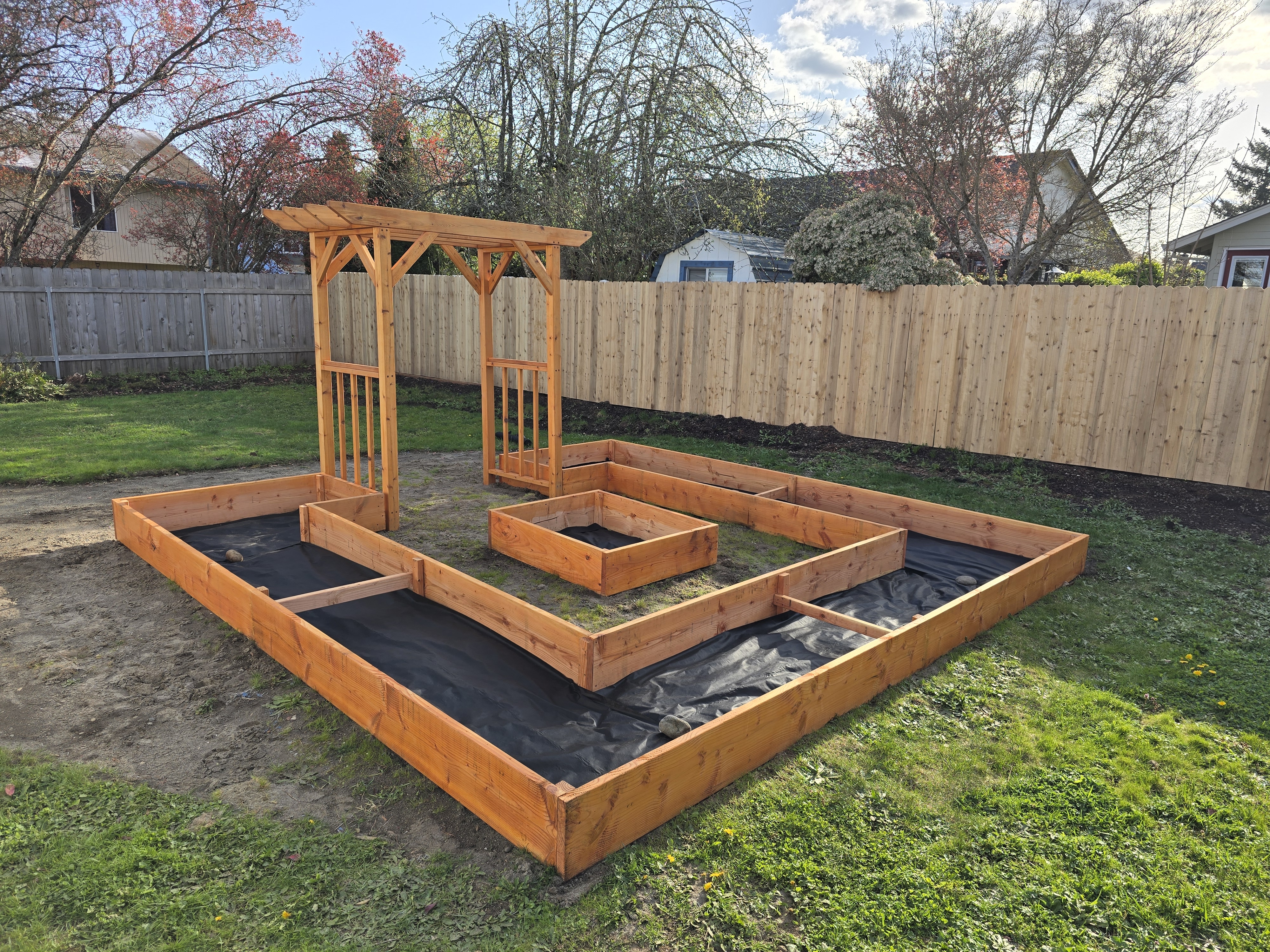 Garden bed with liner